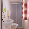 Un bagno compatto con tenda a quadri.