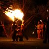 Persone che fanno spettacoli di fuoco di notte.