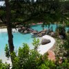 Piscina naturale con rocce circondata da vegetazione rigogliosa.