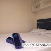 Camera con letto matrimoniale e asciugamani viola.