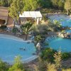 Piscina all'aperto con vegetazione.