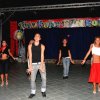 Persone che ballano su un palco.