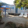 Casa mobile con lettini e gazebo.