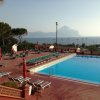 Piscina con vista mare e montagna.