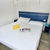 Letto matrimoniale con riviste sul copriletto.