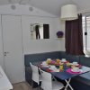 Sala pranzo con tavolo apparecchiato e divano.