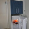 Frigorifero aperto con bevande e fragole all'interno.