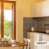 Cucina moderna con tavolo apparecchiato e vista giardino.