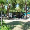Casetta in un campeggio tra gli alberi.