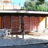 Patio con tavolini rotondi e sedie bianche.