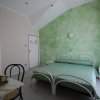 Camera con letto matrimoniale e parete verde.
