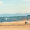 Spiaggia con torretta di salvataggio e mare.