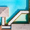 Vista dall'alto di piscina con passerella bianca.