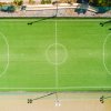 Campo da calcio verde visto dall'alto.