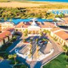 Resort con tetti rossi e giardini.