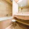 Bagno moderno con vasca e sgabello.