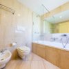 Bagno elegante con vasca, bidet e WC.