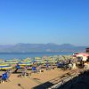 Spiaggia con ombrelloni gialli e blu.