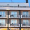 Edificio moderno a tre piani al crepuscolo.