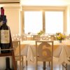 Sala da pranzo con tavoli apparecchiati e bottiglie di vino.