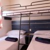 Camera con letto a castello e lettini.