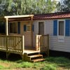 Casa mobile con veranda in legno nel verde.