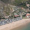 Vista dall'alto di un campeggio vicino alla spiaggia.