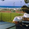Campo da tennis e camper vicino al mare.