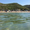 Spiaggia affollata vista dall'acqua.