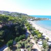 Veduta aerea di una spiaggia e vegetazione.