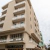 Facciata dell'Hotel Jupiter con balconi bianchi.