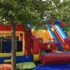 Scivolo gonfiabile colorato in un parco per bambini.