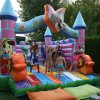 Castello gonfiabile con bambini che giocano.