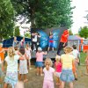 Spettacolo su palco con bambini che guardano.