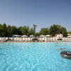 Piscina con persone e gonfiabile in acqua.