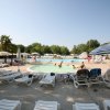 Piscina circondata da lettini e ombrelloni.