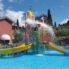 Piscina con scivoli colorati e giochi d'acqua.