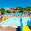 Piscina per bambini con scivolo blu.