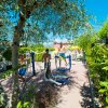 Palestra all'aperto circondata da alberi.
