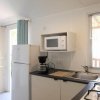 Cucina con forno a microonde e caffettiera.