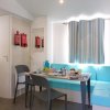 Interno moderno con tavolo, sedie e divano blu.