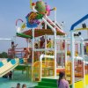 Gioco acquatico con bambini che nuotano.