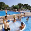 Piscina affollata con area idromassaggio.