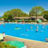 Grande piscina all'aperto con persone.