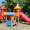 Parco giochi colorato con scivoli e torri.
