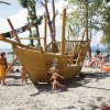 Nave di legno in un'area giochi all'aperto.