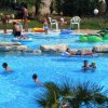 Persone in una piscina all'aperto.