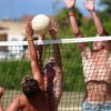 Persone che giocano a pallavolo sulla sabbia.