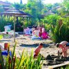 Bambini costruiscono castelli di sabbia sulla spiaggia.