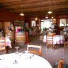 Interno di una cantina con tavoli e botti.
